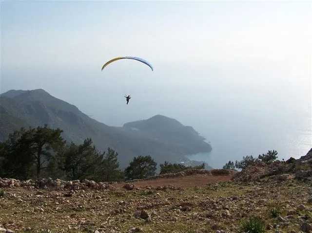 Adrasan'da yamaç paraşütü
